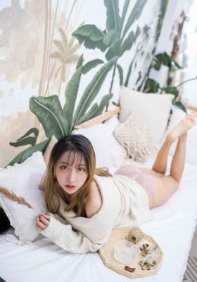 樊振东被赌王四太拉住合影